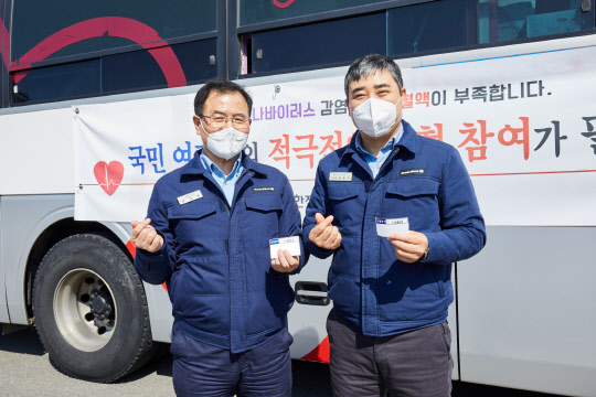 강달호 현대오일뱅크 사장(왼쪽)과 최용수 노조위원장이 단체헌혈 후 기념사진을 찍고 있다.<현대오일뱅크 제공>